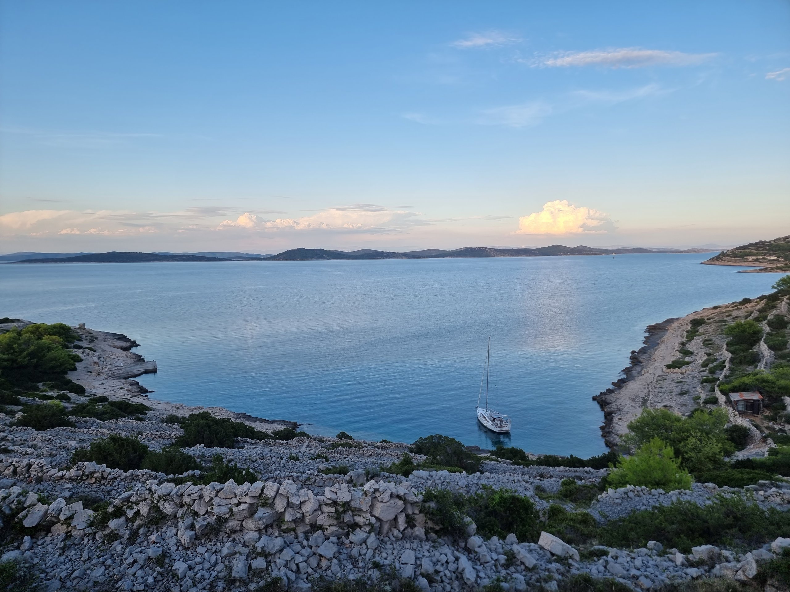 Segelboot auf dem Meer — Klarheit, Weite, Richtung